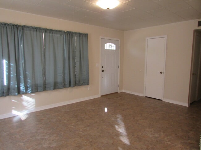 Building Photo - $900 3 Bedroom/1 Bath Spacious Home, Located in a desirable neighborhood