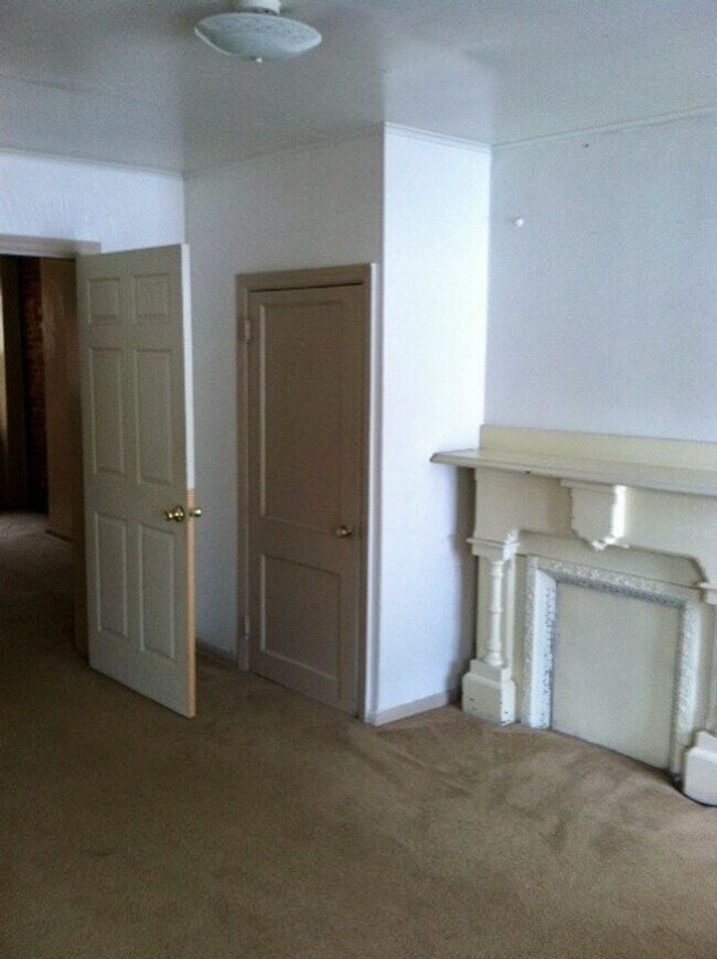 Building Photo - *** Apartments in South Oakland * Pet Friendly * Spacious & Renovated * Walk to Pitt * Available ...