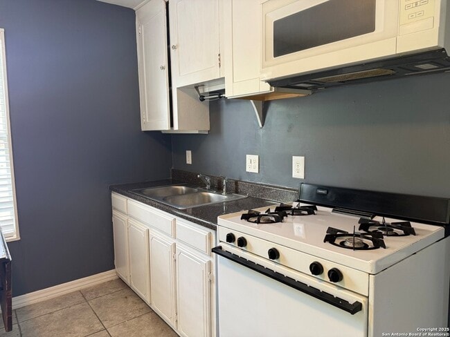 Building Photo - 3402 N New Braunfels Ave