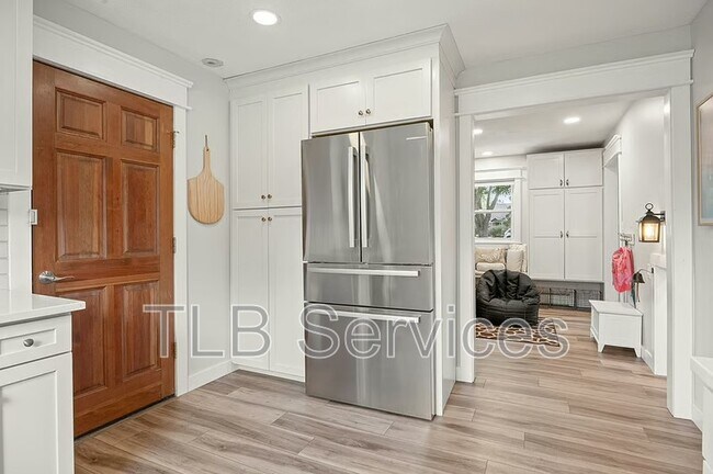 Building Photo - 7938 Elm Dr