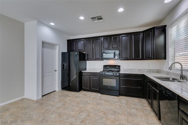 Building Photo - 10315 Elmwood Glen Ave