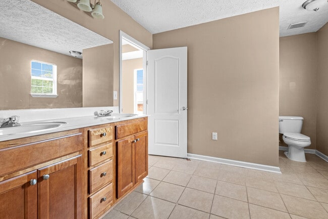 Building Photo - 2496 Lakeview Dr S