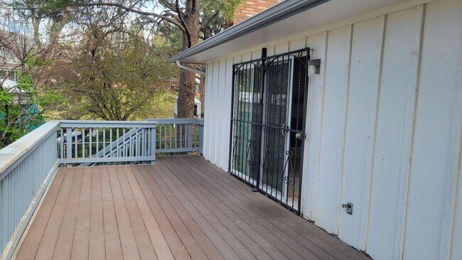 Building Photo - 4 Bed 2.5 Bath with A/C - Available Now!