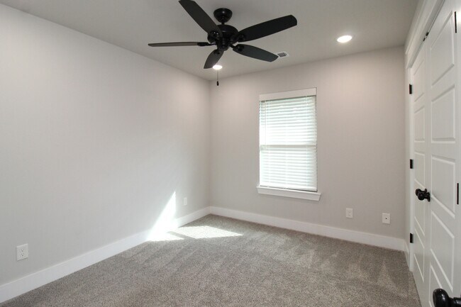 Building Photo - 11 Hillswick Dr