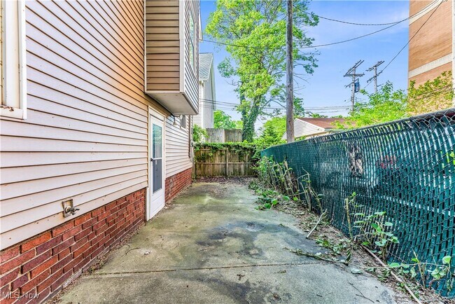 Building Photo - 1239 W 115th St