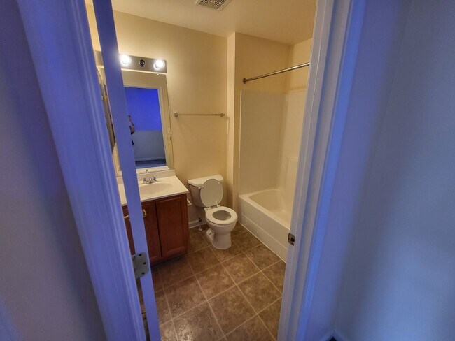 Building Photo - Beautiful modern 3bed/2.5ba townhouse!