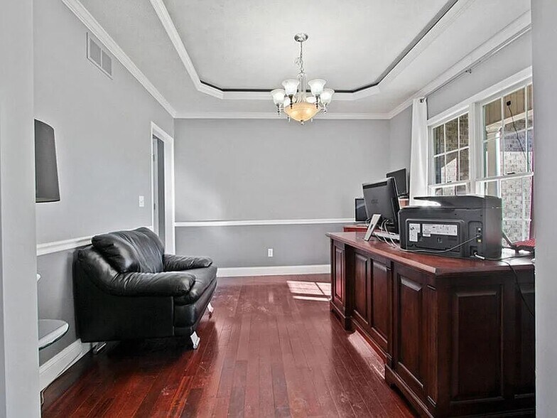 Building Photo - 2201 Knollbrook Way