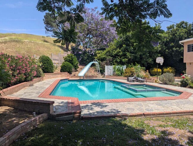 Building Photo - Beautiful and Spacious 4 Bed, 3 Bath Home ...