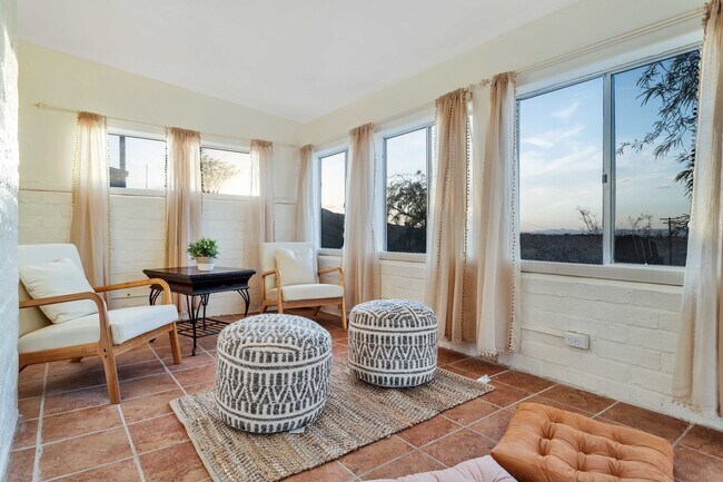 Building Photo - 2 Bedroom 1 Bath - Furnished Hilltop Home ...