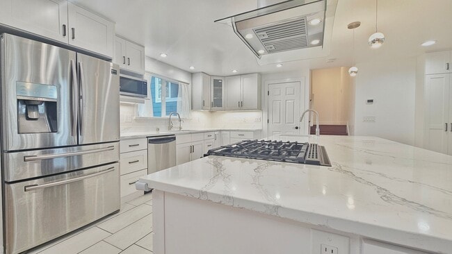 Building Photo - Spacious 4 Bed 3 Bath Home in Sought After...