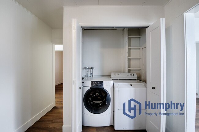 Building Photo - Charming home within walking distance to the greenbelt.