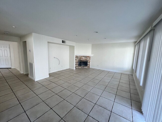 Building Photo - $4,500 - 4 Bed 2.5 Bath House located in G...