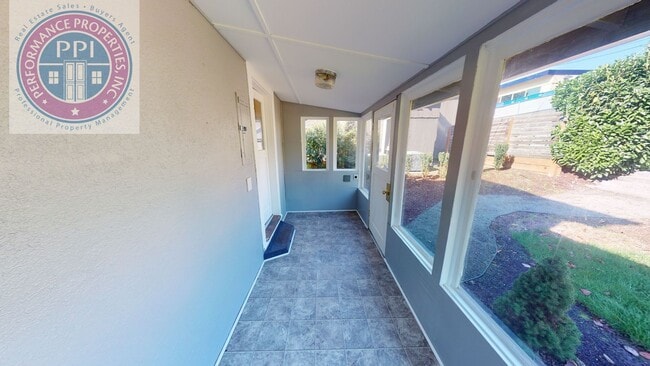 Building Photo - Lake Oswego First Addition - Craftsman Style, Across From George Roger's Park