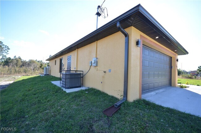 Building Photo - 1242 Hathor St E
