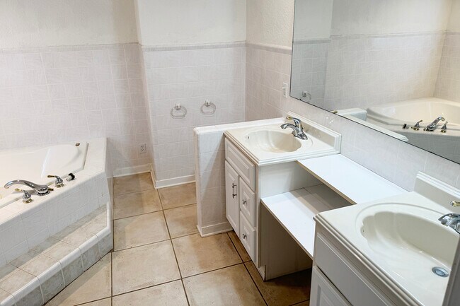 Building Photo - 303 Putnam Dr