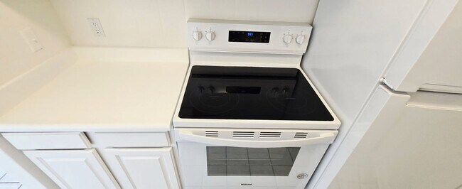 Building Photo - Large One Bedroom Unit- The Villa on Eaton Square #2412