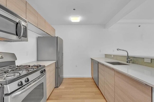 Building Photo - 91-16 Shore Front Pkwy