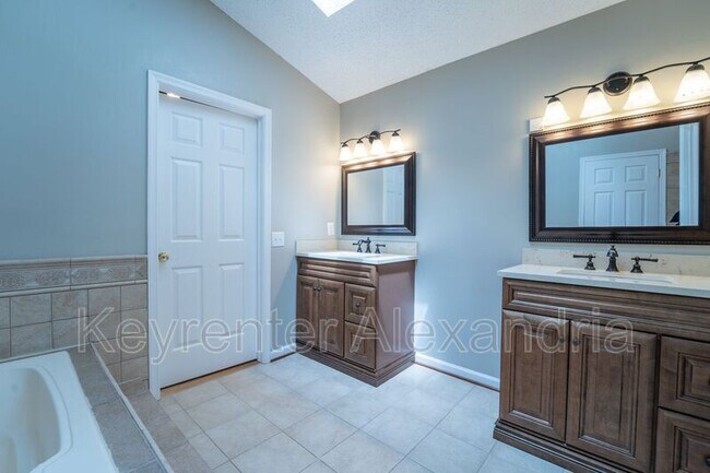 Building Photo - 13183 Oak Farm Dr