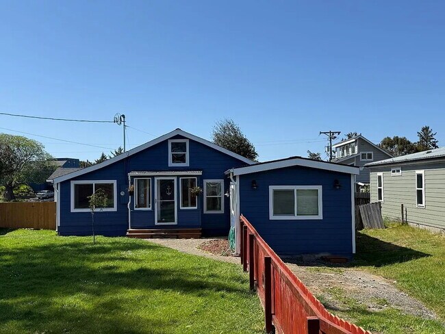 Building Photo - "Charming 3-Bed Oasis with Cozy Fireplace in Coos Bay – Your Perfect Retreat Awaits!"