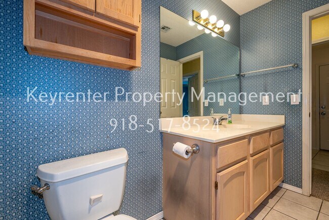 Building Photo - Charming 3 bedroom home with cozy fireplace and 2 car garage!! Price drop!