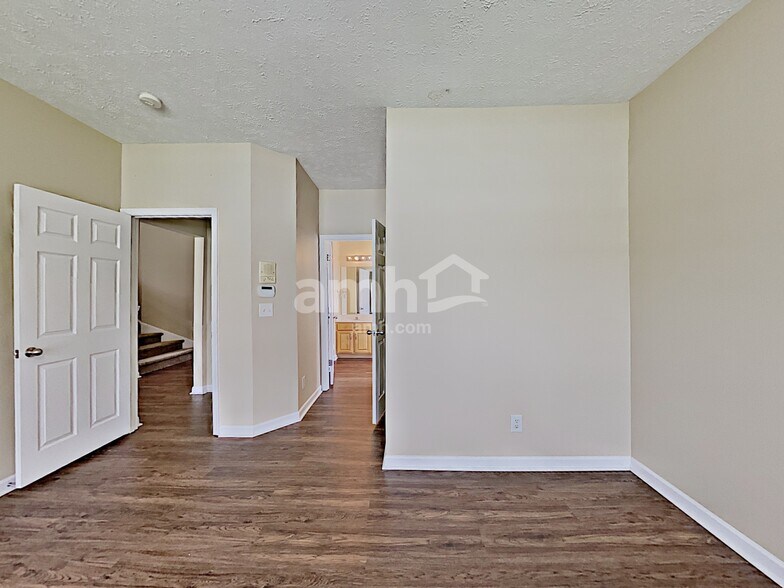 Building Photo - 1001 Mallory Ln