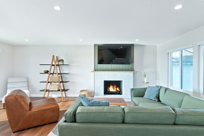 Building Photo - Costa Mesa, Panoramic Views, Pool - Fully ...