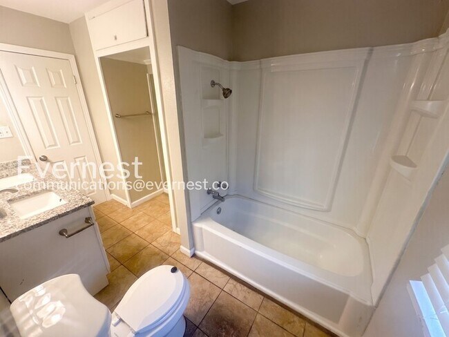 Building Photo - 3 Bed, 2 Bath Home with Fenced Yard & Garage / Pet-Friendly / Vouchers Accepted / Available Now!