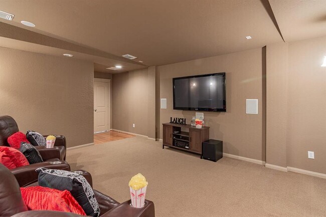Building Photo - 27 S Mews Wood Ct