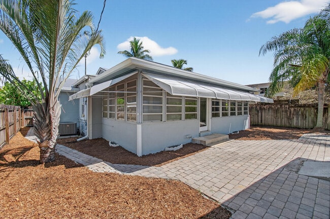 Building Photo - 817 N Palmway