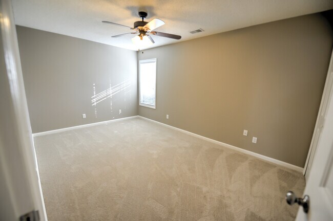 Building Photo - Gorgeous 3 BR, 2 BA , 1 Car Garage Home Of...