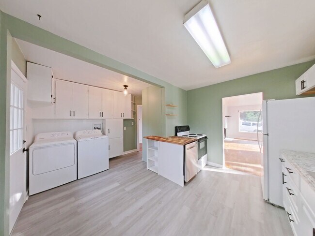 Building Photo - Charming bungalow with a large fence yard!