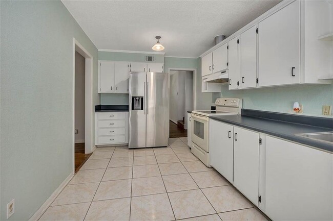 Building Photo - 150 Fairway Oaks Dr