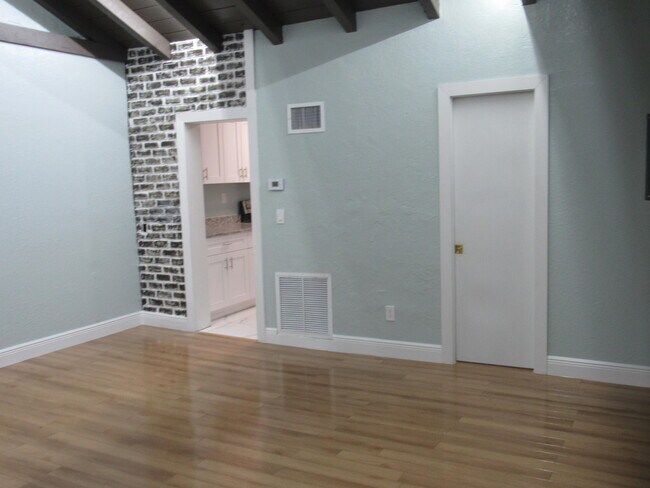 Building Photo - 4283 Cocoanut Rd
