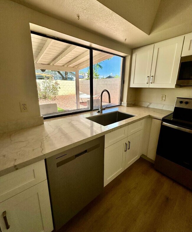 Building Photo - 8878 E Sheena Dr