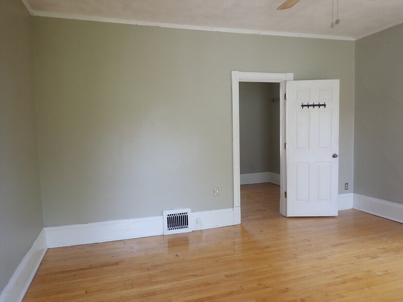 Building Photo - 2816 N Fratney St