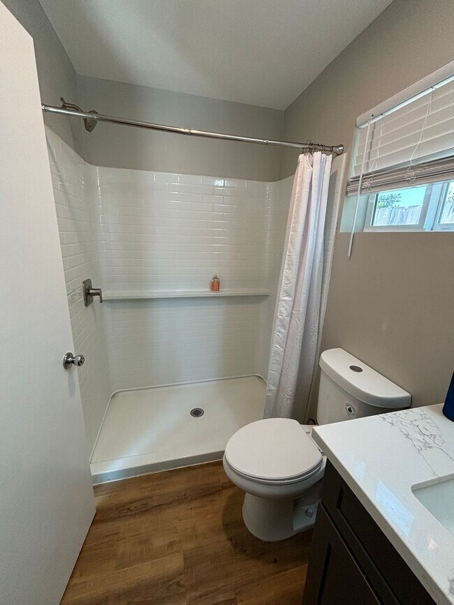 Building Photo - 4 bed 4 bath home - with personal AC in ea...