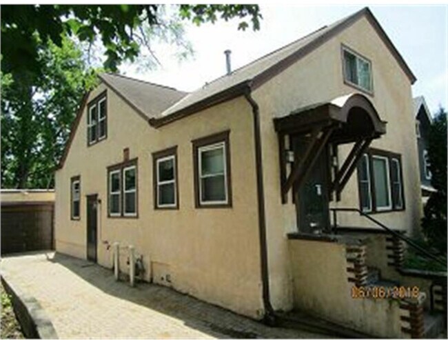Building Photo - 521 E Plum St