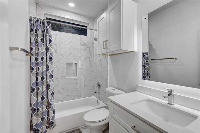 Building Photo - 5006 Golden Forest Dr