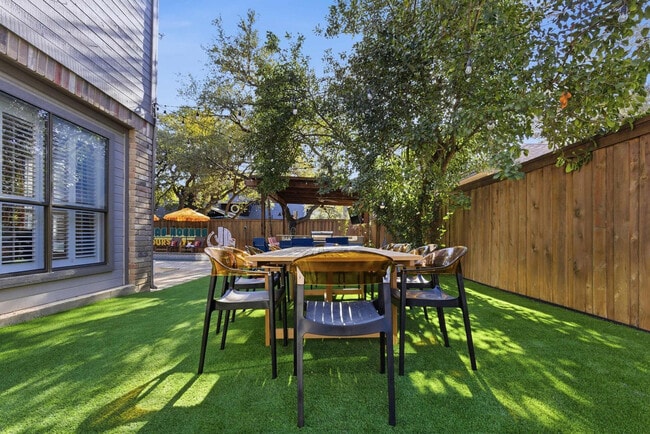 Building Photo - 12511 Chapel Bell St