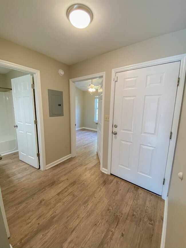 Building Photo - 2416 Manzanita Ct