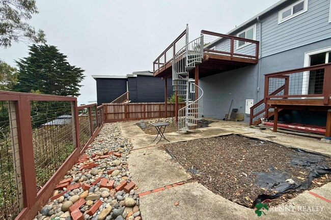 Building Photo - 424 Manor Dr