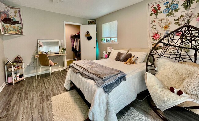 Building Photo - 2 Bedroom Condo Off Alumni!