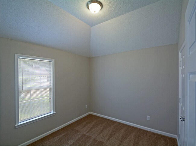 Building Photo - 3 BEDROOM, 2 BATH NEAR STATELINE RD AND ROSS RD