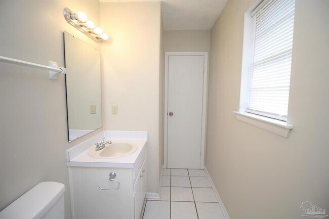 Building Photo - 3219 Fresno Ave