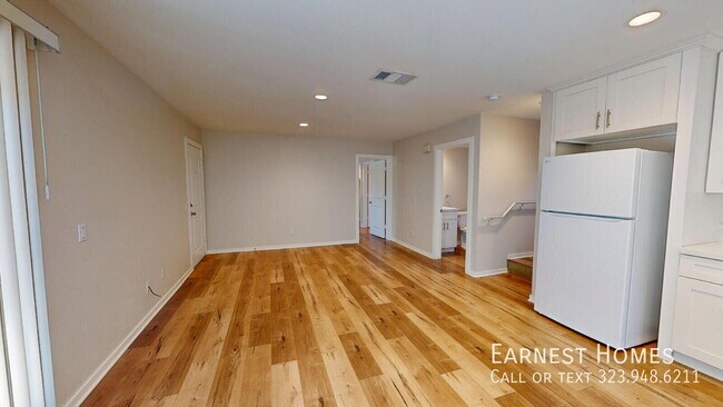 Building Photo - 15033 Hartland St