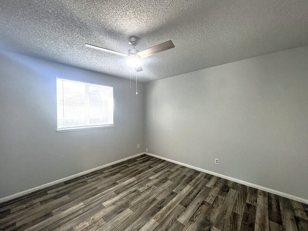 Building Photo - 906 E Bergeson St