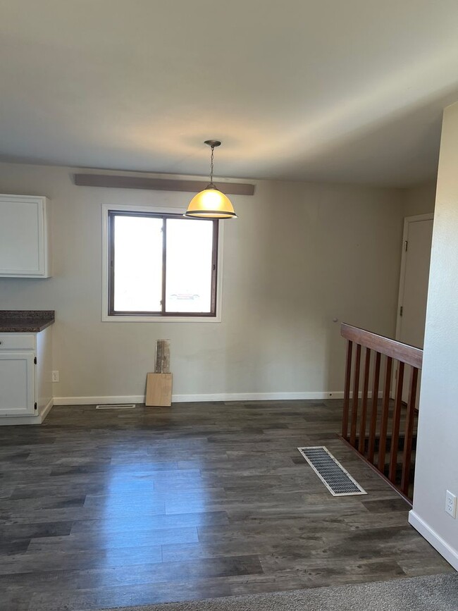 Building Photo - ** MOVE-IN SPECIAL ** 5 bedroom, 2 bathroo...