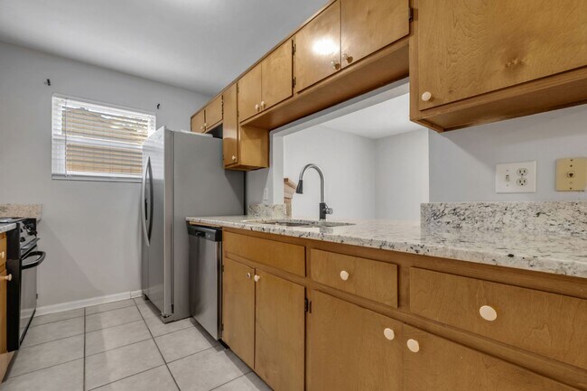 Building Photo - Townhome Off The Parkway