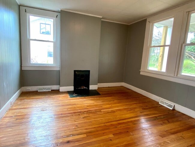 Building Photo - 2 Bedroom House in Seneca