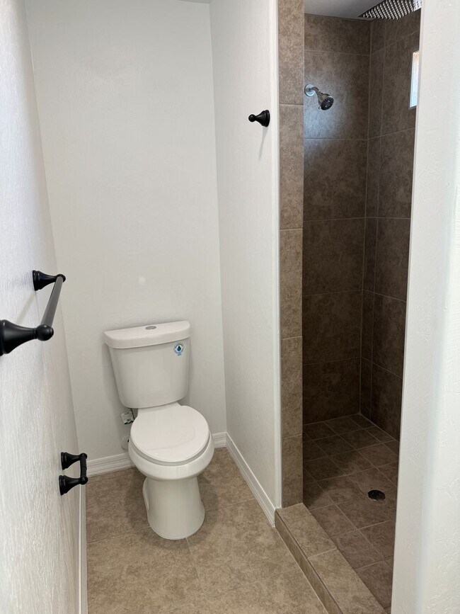 Building Photo - Newer 3 bedroom home with 2 car garage on ...